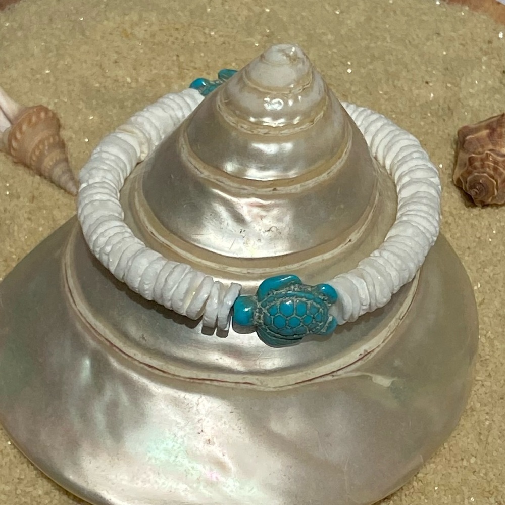 Puka shell bracelet with turquoise turtle beads
